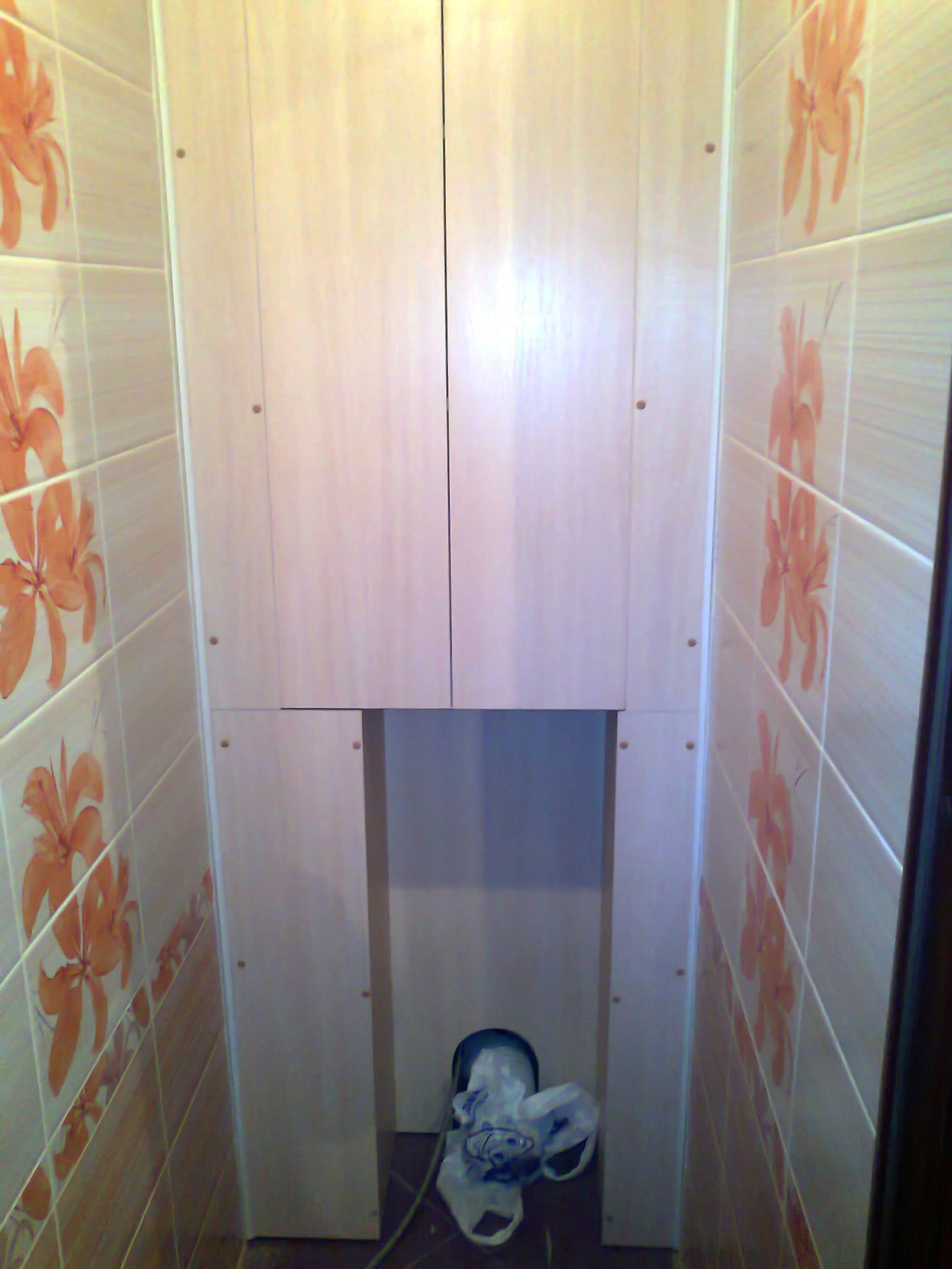 Туалет из панелей со шкафчиком